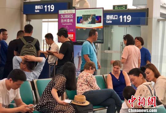 扬泰机场因公务机冲出跑道暂时关闭 部分航班取消