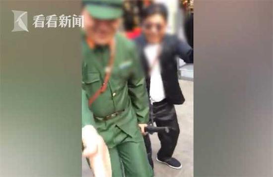 最终,由于影响恶劣,这群穿着日军制服打广告的男子被警察给抓了!