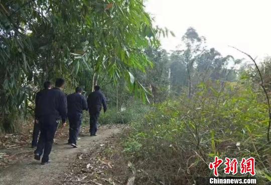 警方在村中搜寻。 合江警方供图 摄
