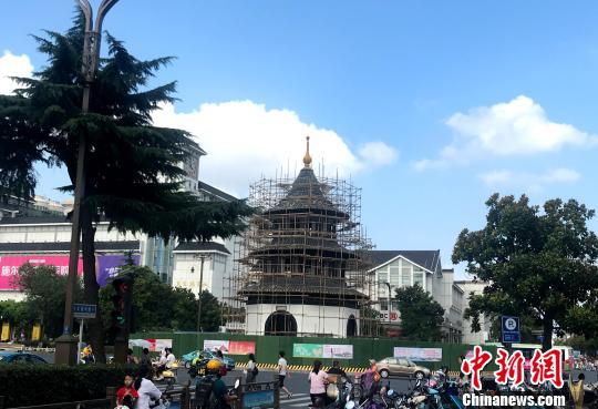 图为扬州闹市区繁华路段的“文昌阁”大修。 崔佳明 摄