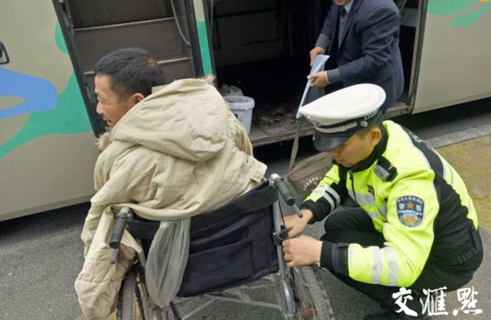 寒风中暖心一抱！南京交警将孤身瘫痪病人抱下客车