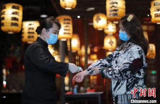 如何恢复消费者下馆子、逛商场的信心,成了促进城市商业恢复活力的关键。(资料图) 泱波 摄