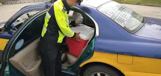 轿车追尾大客车 后备箱里还有两个活体肾脏！