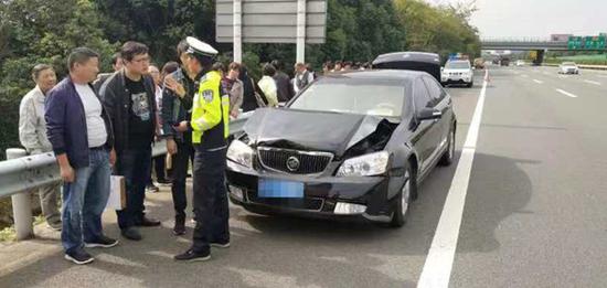 轿车追尾大客车 后备箱里还有两个活体肾脏！