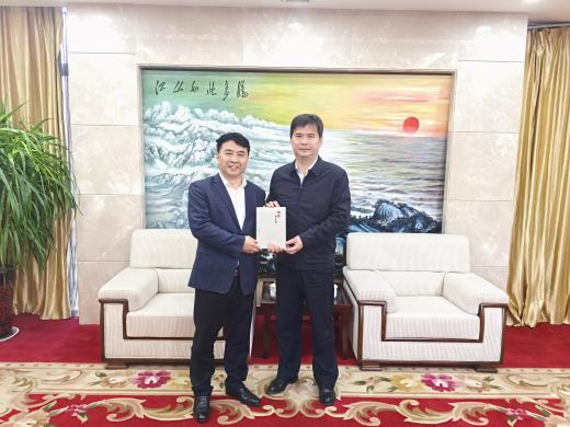 赵清林向东海县委书记张其兵赠送“微防”读本