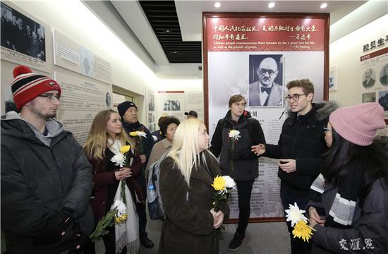 中外友人来到拉贝故居参观 缅怀这位中国人的朋友