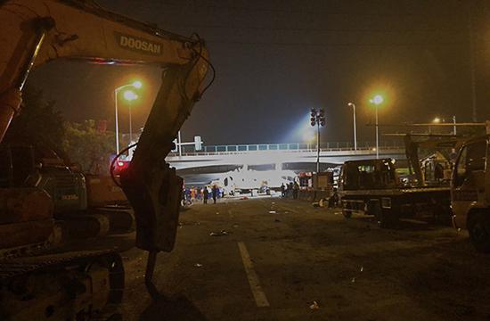 无锡上跨桥侧翻事故调查：致命货车超载四倍的“生意”