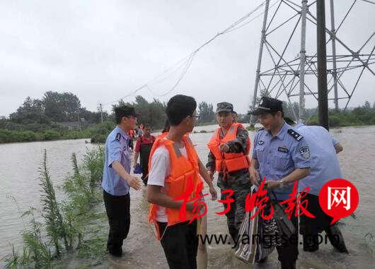 警方水中开路。