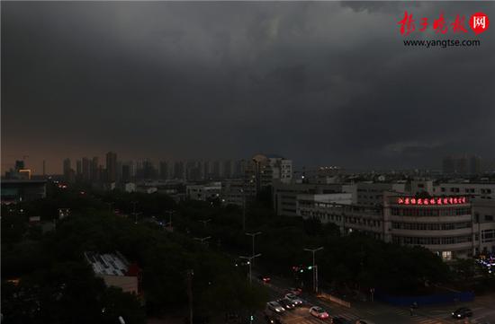 南京现十级大风 周末江苏多云转阴有阵雨或雷雨