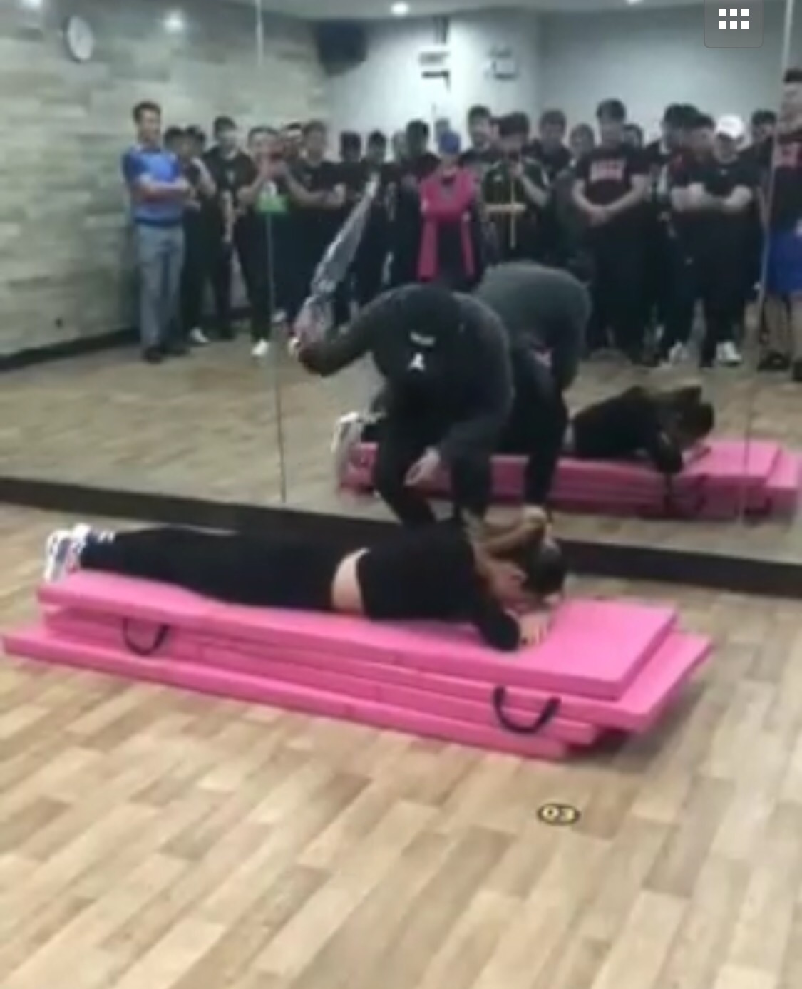 被打者包括女健身教练。受访者供图
