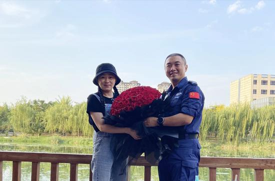 王刚与妻子红豆在今年9月9日共同度过13周年结婚纪念日。