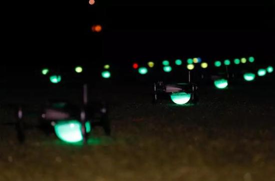 南京高校夜空上演300架无人机8分钟灯光秀爆红网络