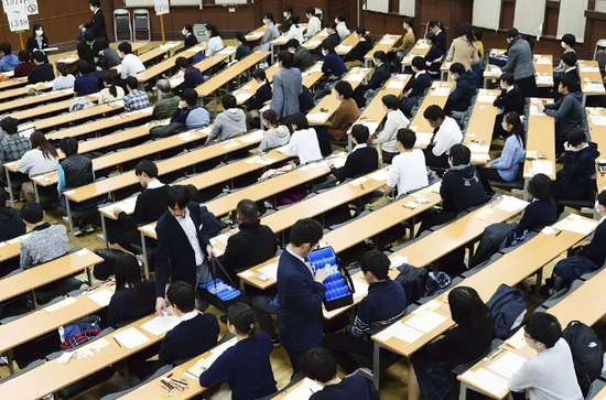 日本一般入学选拔考场。图/视觉中国