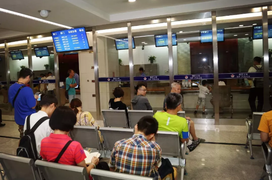 江苏首批港澳台居民居住证发放 15名港澳台胞落户苏州