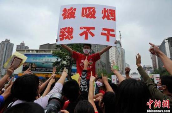 世界无烟日,昆明的禁烟志愿者走上街头,打出拒绝二手烟的口号——“被吸烟,我不干”,并向市民宣传吸烟的危害。 中新网 资料图