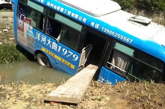 公交车冲入路边水沟。网友提供