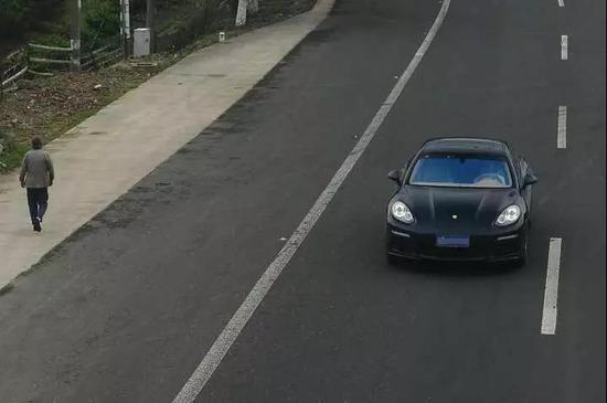 豪宅惊魂！奶奶开保时捷接孙子 连人带车被抢劫