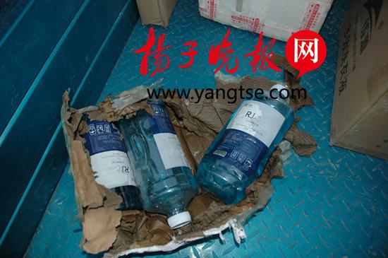 经查实,所谓的“有毒液体”是普通玻璃水。怡华 摄