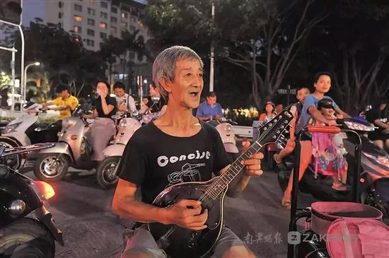 南宁一位街头拾荒的老人因为这个举动火了！