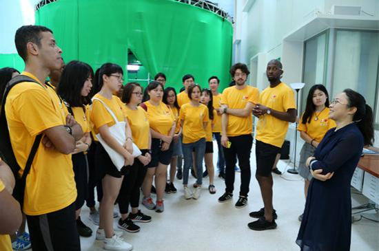 国际学生在上海科技大学听取介绍,了解上海全球科创中心建设进展。