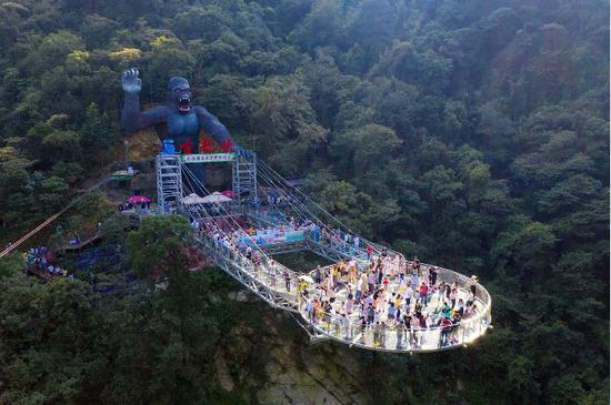 广东佛山玻璃桥景区人山人海。