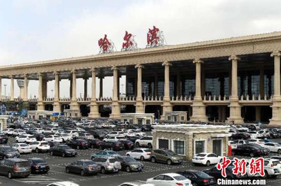 随着2019年春运落幕,机票价格呈现“跳水”走势。 本文图均为 中新网 图