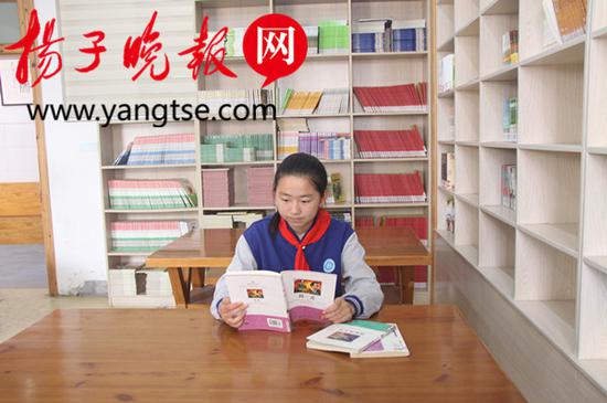 她以严谨的态度书写品学兼优的榜样