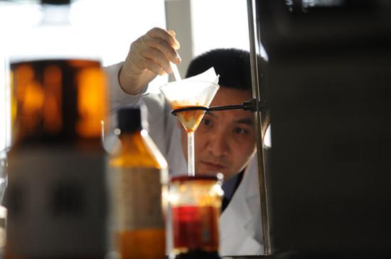 9年死磕地沟油 平凡“小警察”变身伟岸“大英雄”