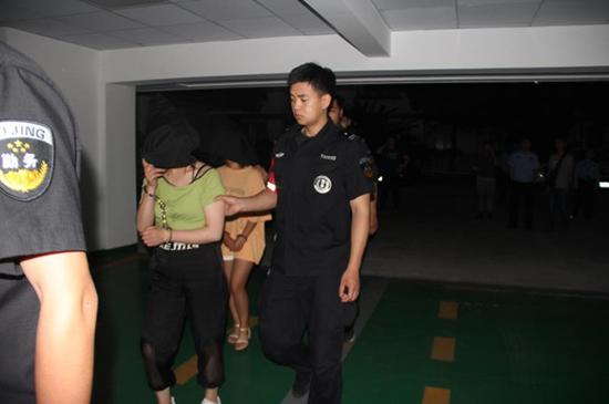 图为警方抓获嫌疑人。