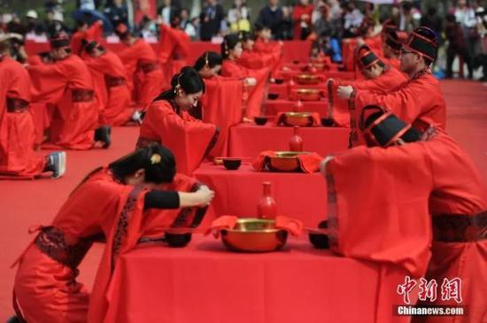 娶媳妇要花多少彩礼？这个地方竟然不用给钱