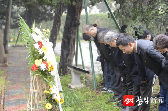 向烈士致敬