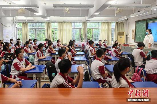 5月11日,广东省广州市越秀区,华侨外国语学校初一年级学生返校复课。 中新社记者 陈骥旻 摄