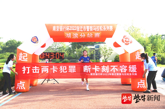 获得女子组冠军冲线瞬间