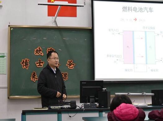 学校称因区域特点导致家长中博士多