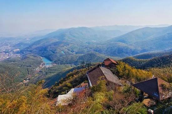 山林野趣，一池碧潭