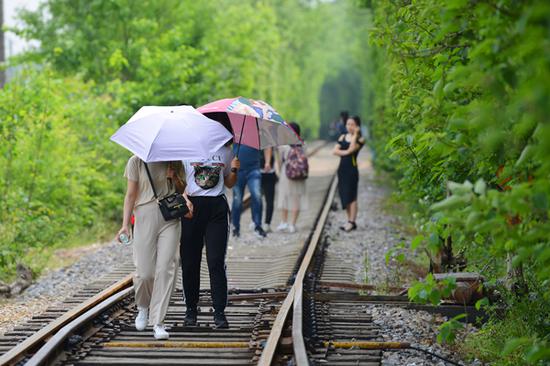 南京网红"爱情隧道"节后热度不减 垃圾成堆