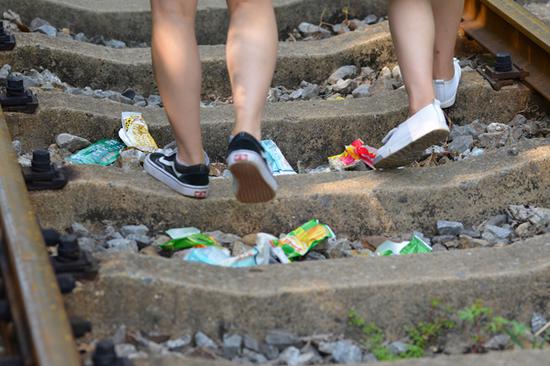 南京网红"爱情隧道"节后热度不减 垃圾成堆