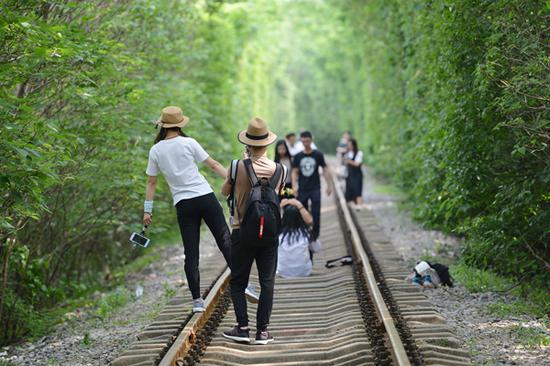 南京网红"爱情隧道"节后热度不减 垃圾成堆