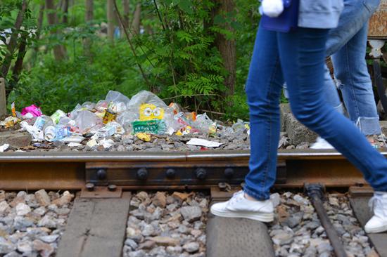 南京网红"爱情隧道"节后热度不减 垃圾成堆