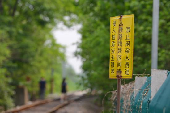 南京网红"爱情隧道"节后热度不减 垃圾成堆