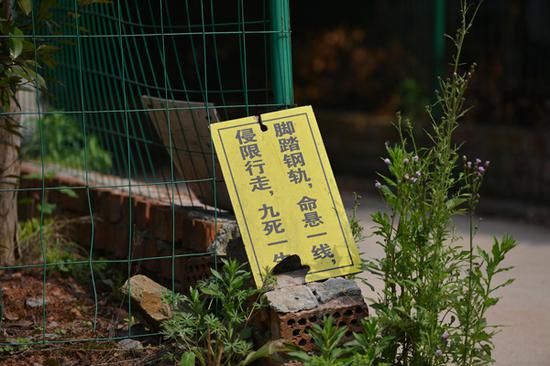 南京网红"爱情隧道"节后热度不减 垃圾成堆