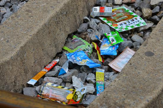 南京网红"爱情隧道"节后热度不减 垃圾成堆