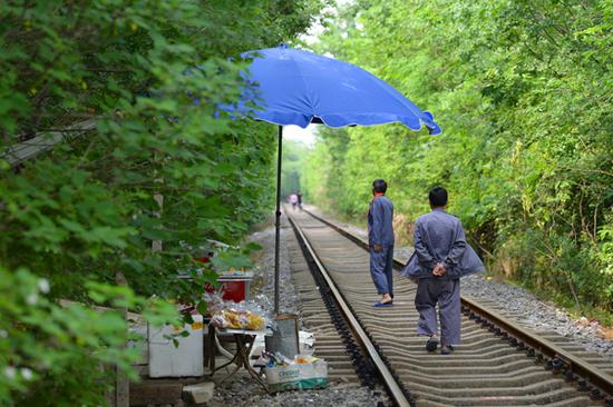 南京网红"爱情隧道"节后热度不减 垃圾成堆