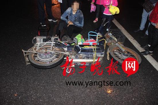 小轿车路口撞倒母女三人 电动车上两幼女神奇无恙