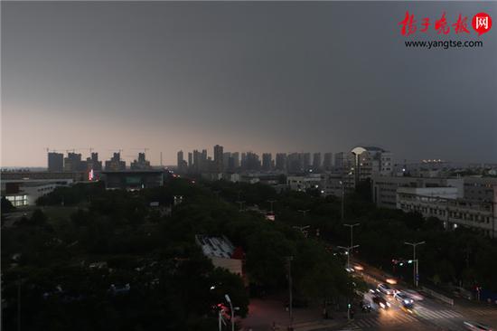 南京现十级大风 周末江苏多云转阴有阵雨或雷雨