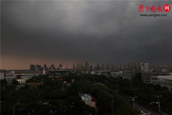 南京现十级大风 周末江苏多云转阴有阵雨或雷雨