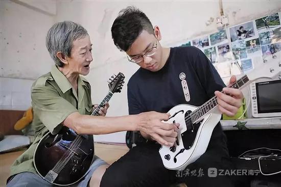 南宁一位街头拾荒的老人因为这个举动火了！