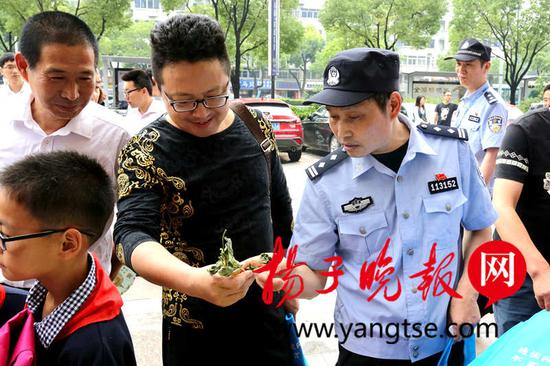 肺部被刺穿仍勇斗凶徒 老民警荣立一等功