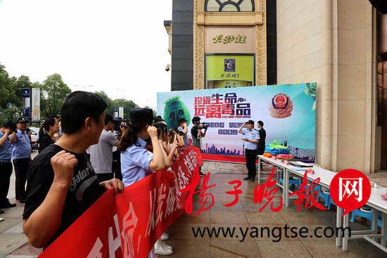 肺部被刺穿仍勇斗凶徒 老民警荣立一等功