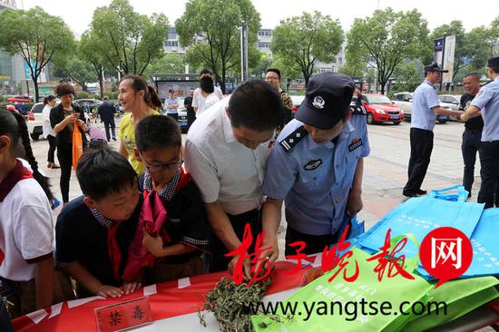 肺部被刺穿仍勇斗凶徒 老民警荣立一等功